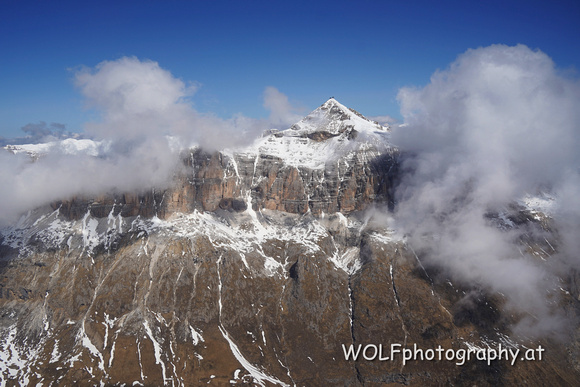 Piz Boe Gipfel mit der Schutzhütte Rifugio Capanna Piz Fassa (3152 m)