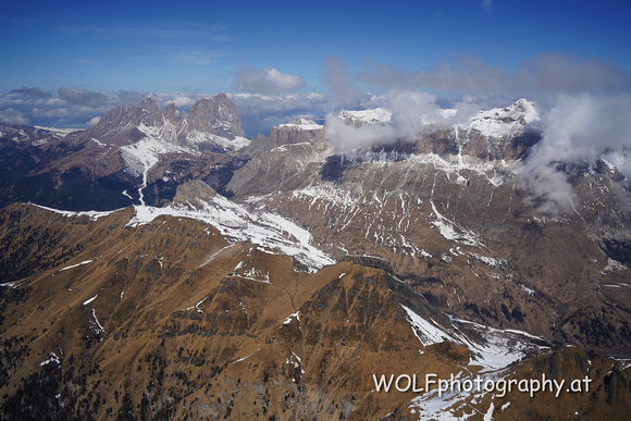 Sellastock rechts mit dem Gipfel Piz Boe, 3.115 m. Links Lang- u. Plattkofel.