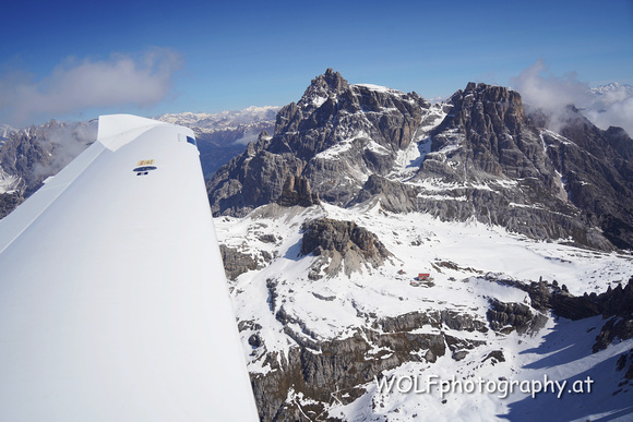 Mitte unten die Drei Zinnen Hütte. Und dahinter links die Dreischusterspitze mit 3145 m. der höchste Berg der Sextener Dolomiten.