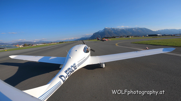 Landung Salzburg Airport mit "Querverkehr", ein Alpha-Jet der Flying Bulls.