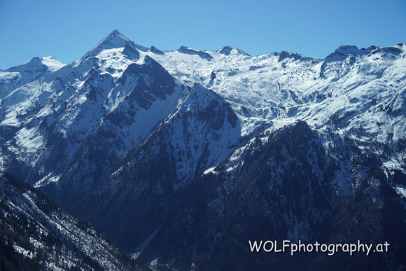 Links das Kitzsteinhorn und rechts darunter der Schmiedingerkees, ein Gletscherskigebiet.