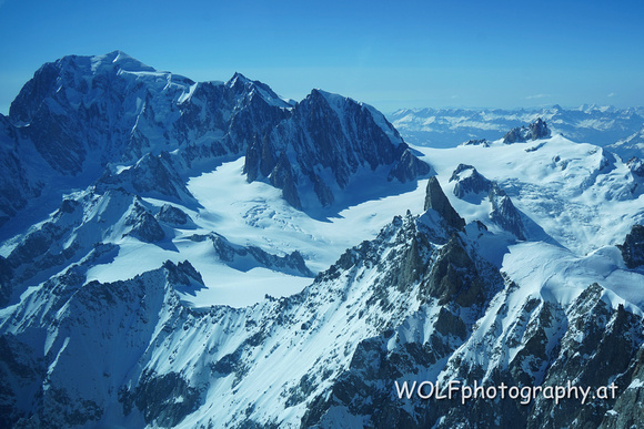 Links Mont Blanc Nordseite und rechts der kleine Felsgipfel Aiguille du Midi mit der Bergstation.