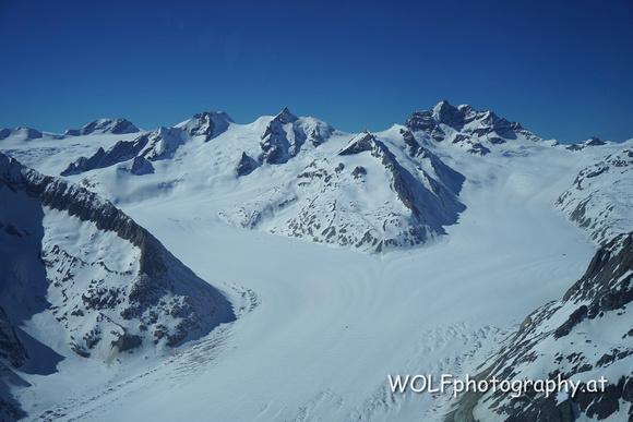 Der Aletschgletscher und rechts hinten der breite Gipfel ist die Jungfrau!