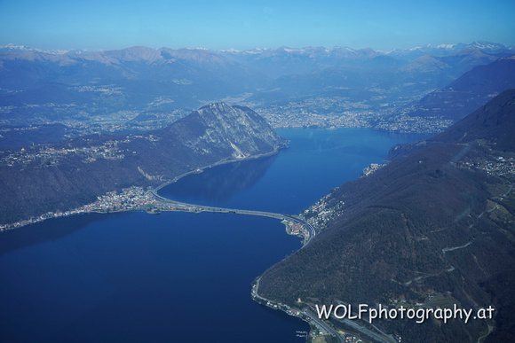 Hier blickt man auf Lugano, links der Monte San Salvadore.