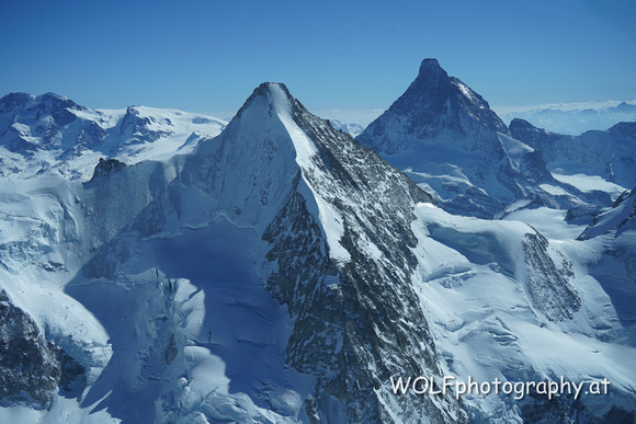 Rechts das Matterhorn 4478 m ü. A. Links, das könnte das Breithorn sein 4164 m ü. A.